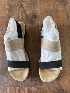 CHARLESTON SHOE CO. Cooper Low Wedge Size 10 Sandals Black/Linen